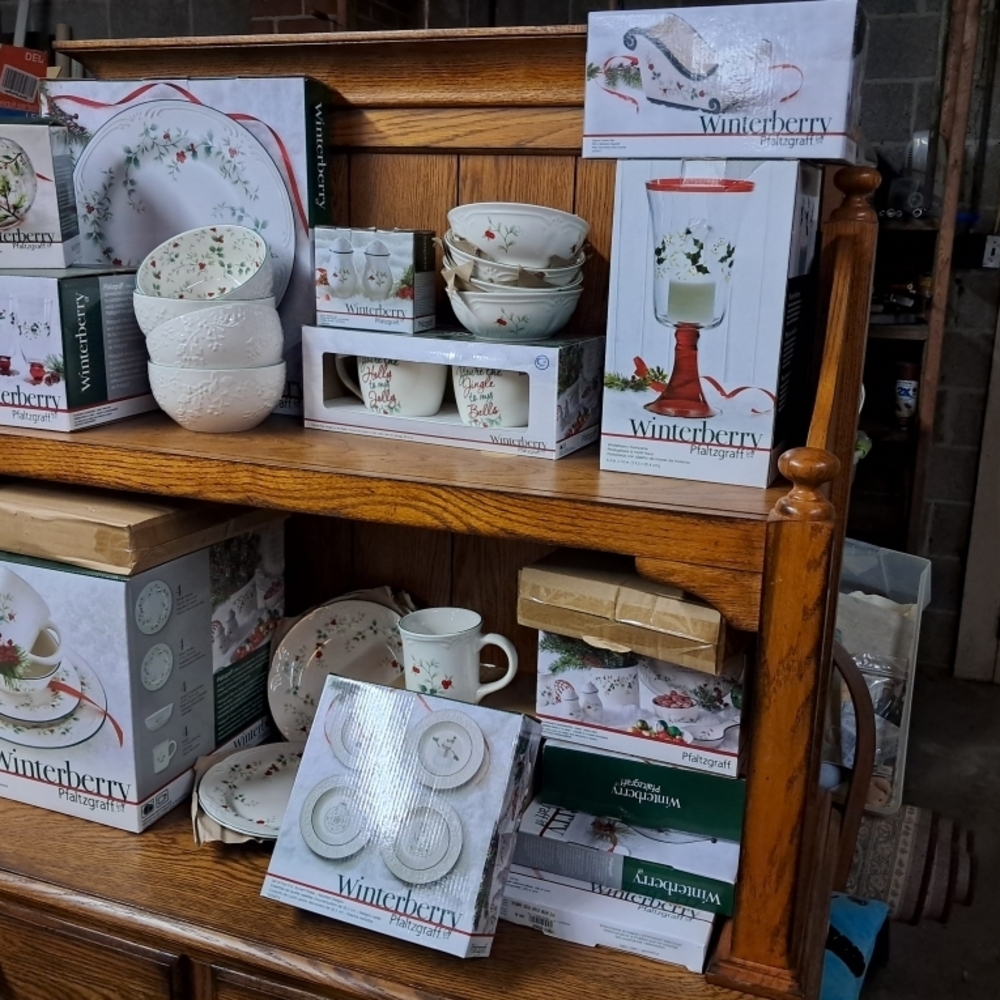Winterberry Holiday Dinnerware Set